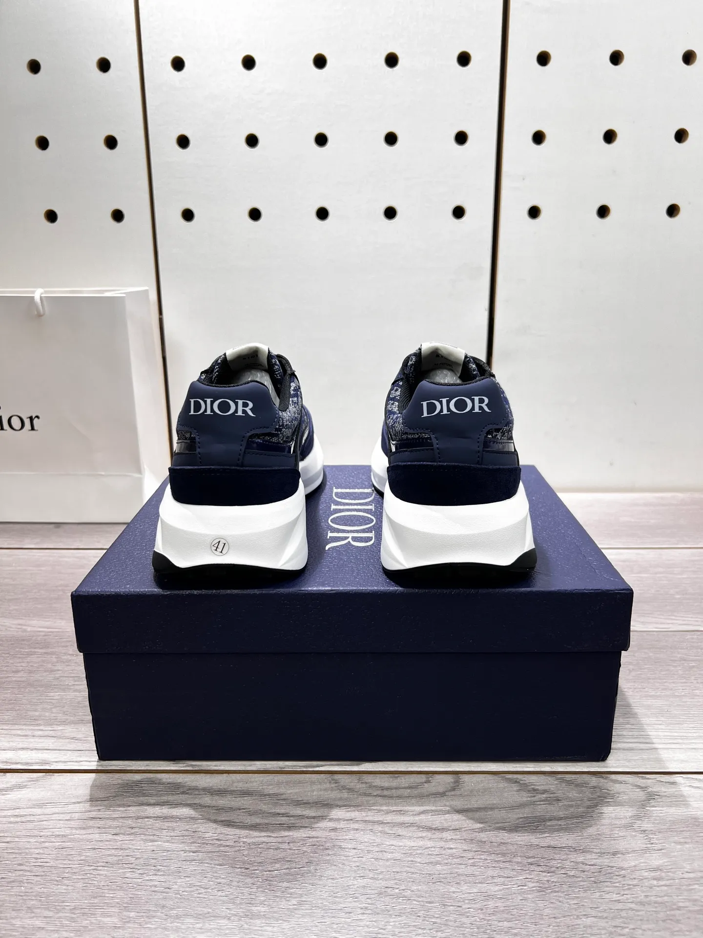 Factory price: 440💰Dior official website new style🎁🎁fashionable casual men's shoes👟, popular style💥simple and elegant version, exclusive for trendy men. Unique official website latest brand elements 👑original decoration, fashionable and generous, imported first-layer cowhide with original fabric✅breathable mesh lining, official website designated wear-resistant casual outsole, counter classic model taken in kind🎬Four colors available, code 38-44. Can be customized 45 non-returnable